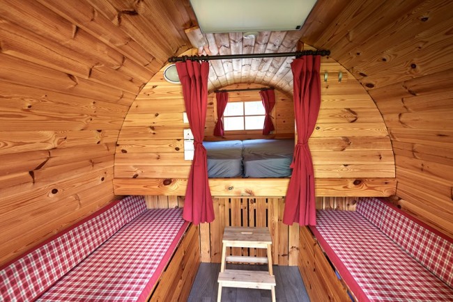 Schaffass mit Doppelbett und Sitzbank bzw. 2 Einzelbetten