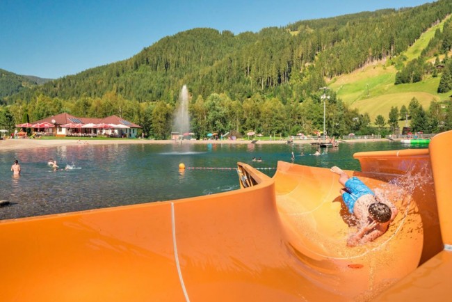 Badesee mit Rutsche